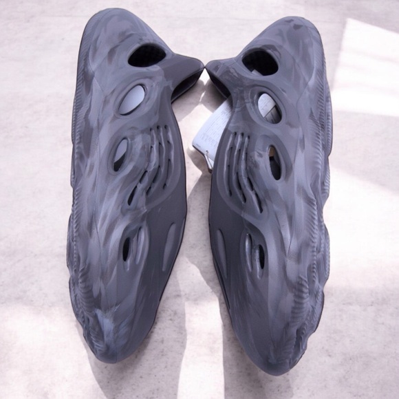 NWT Men’s adidas Yeezy Foam Granite Runner’s - Picture 8 of 16